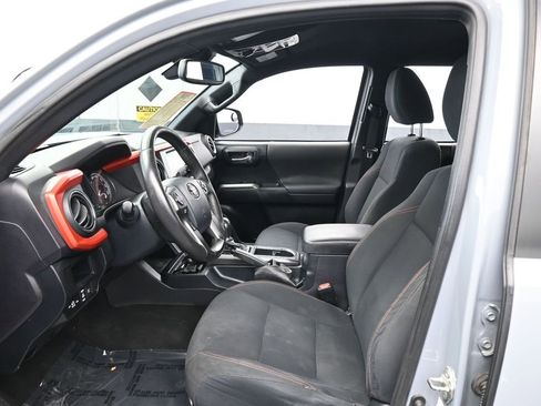 Used 2019 Toyota Tacoma TRD Off-Road image 11