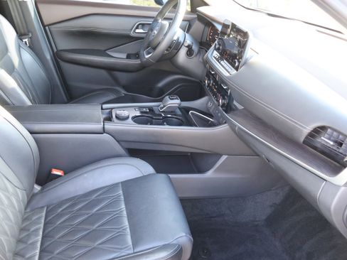 Used 2023 Nissan Rogue Platinum w/ Platinum Premium Package image 11