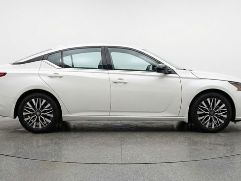 Used 2025 Nissan Altima 2.5 SV FWD image 11