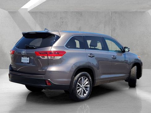 Used 2017 Toyota Highlander XLE AWD/4WD image 4