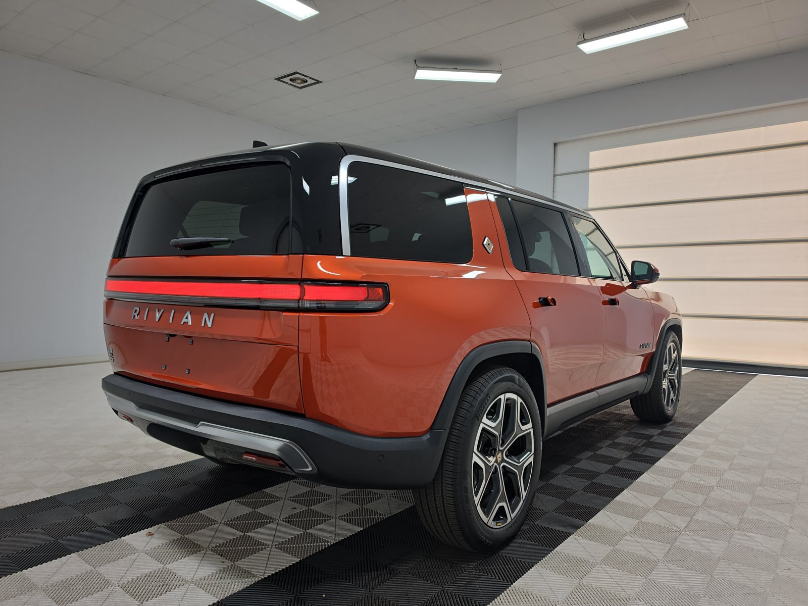 Used 2025 Rivian R1S Adventure Dual AWD/4WD image 5