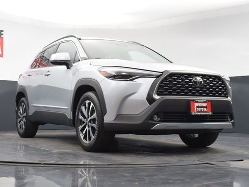 Used 2024 Toyota Corolla Cross XLE w/ Convenience Package image 32