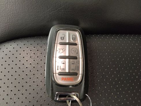 Used 2023 Chrysler Pacifica Touring-L FWD image 32