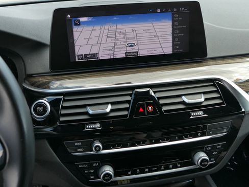 Used 2020 BMW 530e w/ Convenience Package image 21