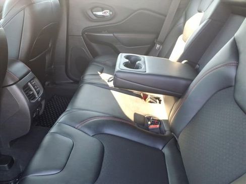 Used 2022 Jeep Cherokee Trailhawk image 10