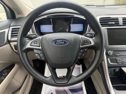 Used 2017 Ford Fusion SE w/ Fusion SE Technology Package FWD image 15