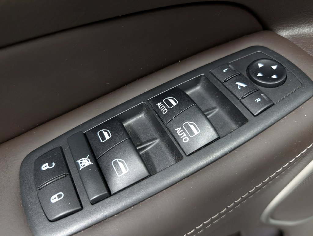 Used 2018 Jeep Grand Cherokee Overland AWD/4WD image 12