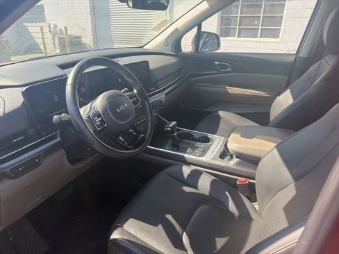 Used 2025 Kia Carnival FWD image 8