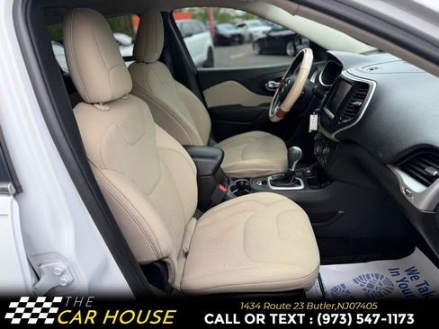 Used 2017 Jeep Cherokee Latitude w/ Comfort & Sound Group AWD/4WD image 20