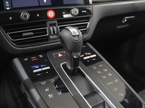 Certified 2026 Porsche Macan AWD/4WD image 33