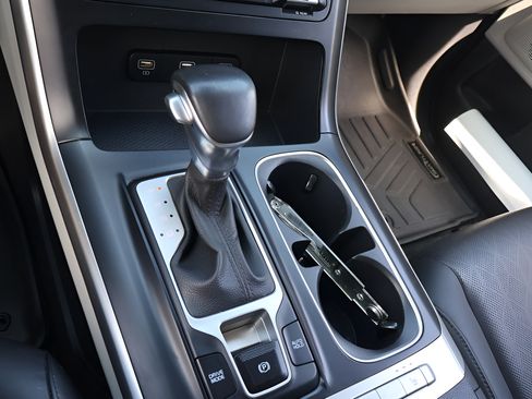 Used 2022 Kia Carnival LX FWD image 26