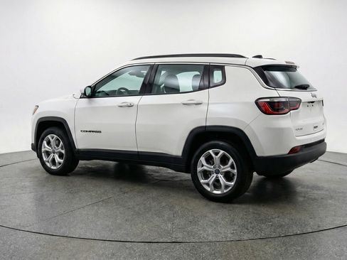 Used 2025 Jeep Compass Latitude AWD/4WD image 6