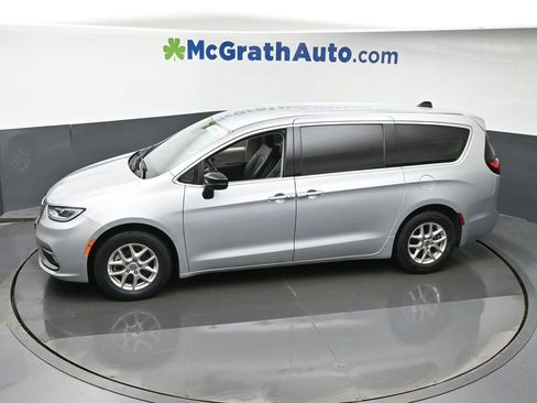 Used 2024 Chrysler Pacifica Touring-L image 20