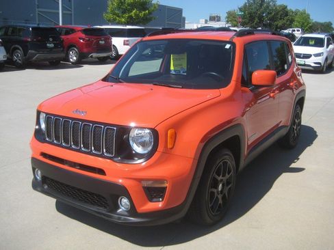 Used 2019 Jeep Renegade Latitude w/ Cold Weather Group image 4