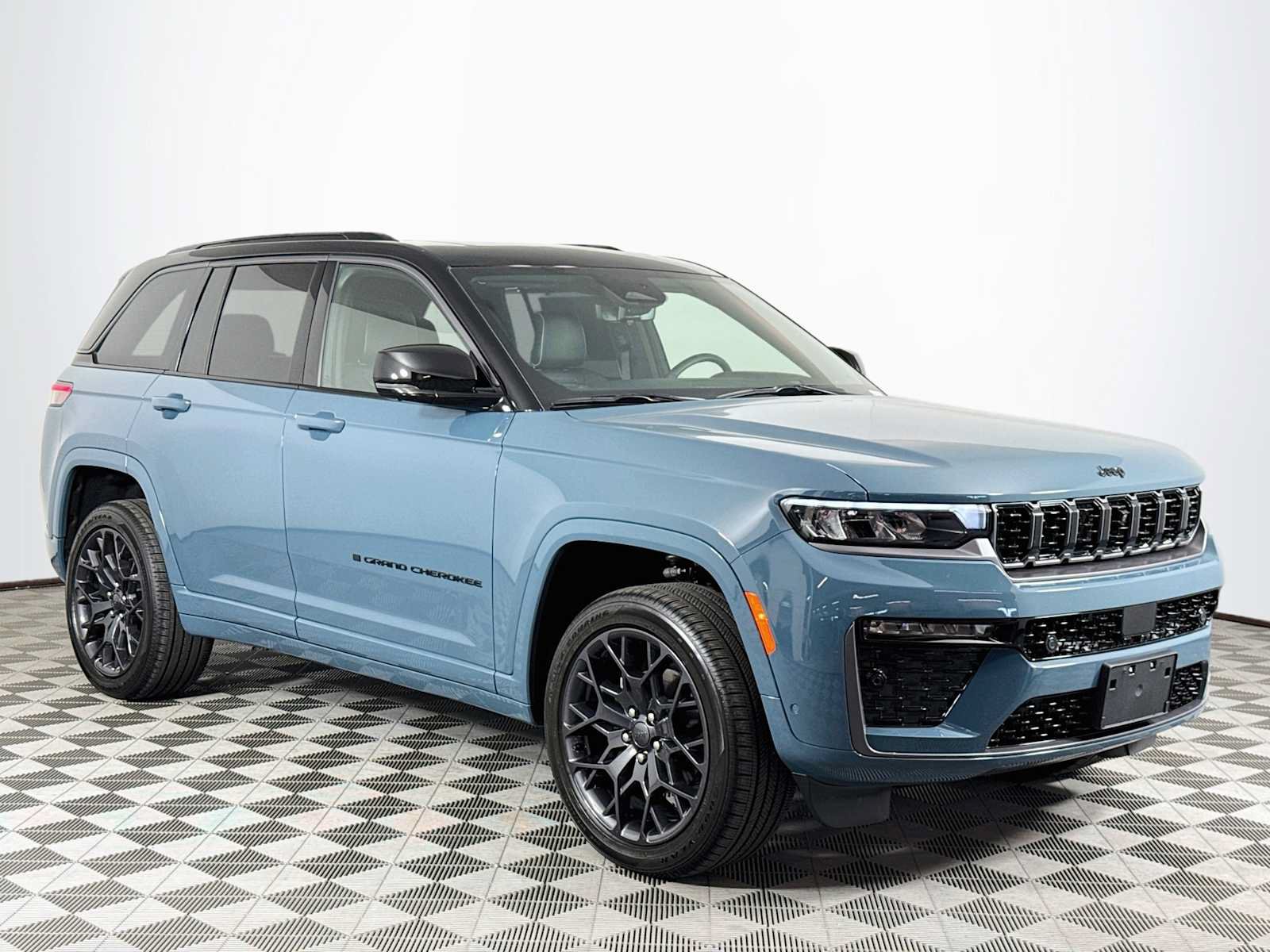 Used 2026 Jeep Grand Cherokee Summit w/ Obsidian Package AWD/4WD image 3