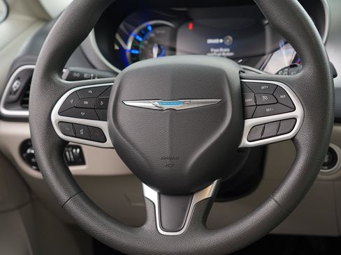 Used 2017 Chrysler Pacifica Touring Plus FWD image 23