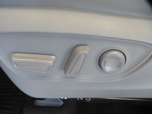 Used 2021 Toyota Highlander Platinum FWD image 16