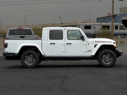 Used 2024 Jeep Gladiator Mojave AWD/4WD image 6