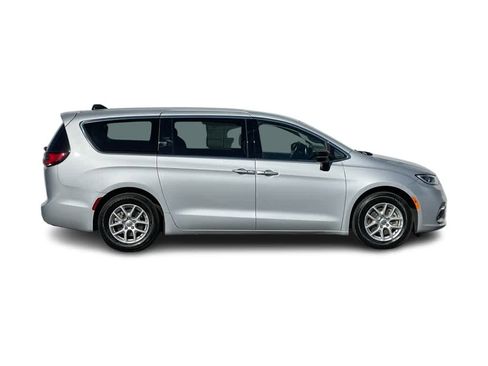 Used 2024 Chrysler Pacifica Touring-L image 4