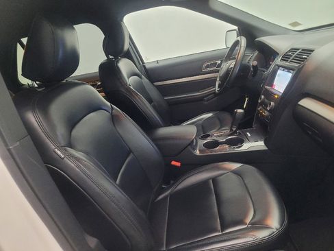 Used 2019 Ford Explorer XLT w/ Equipment Group 202A FWD image 21