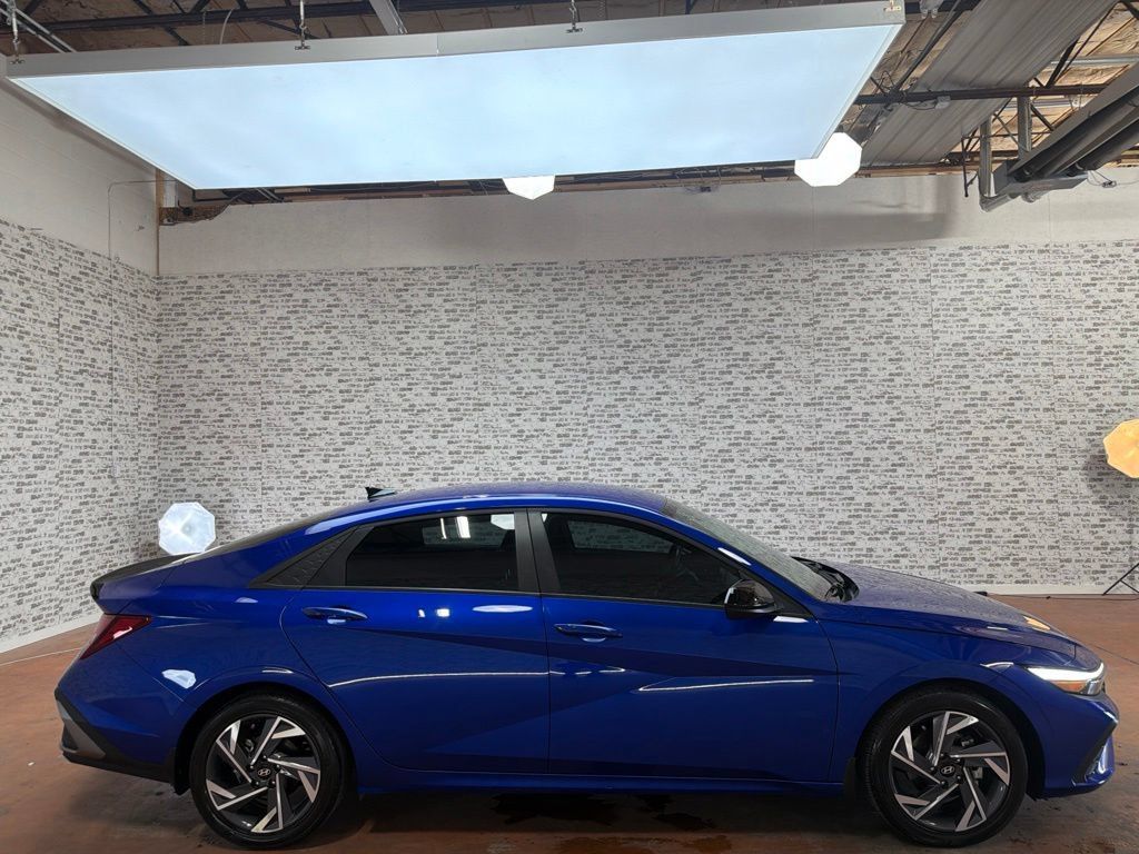 Certified 2025 Hyundai Elantra Sport FWD image 8