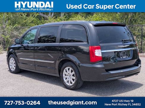 Used 2014 Chrysler Town & Country Touring FWD image 3