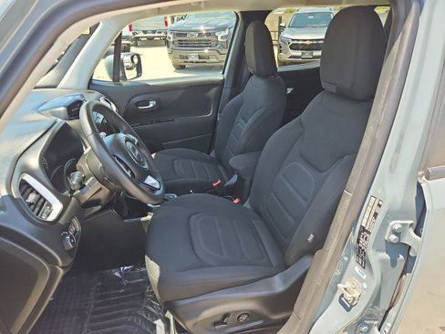 Used 2018 Jeep Renegade Latitude w/ UConnect 8.4 Nav Group FWD image 19