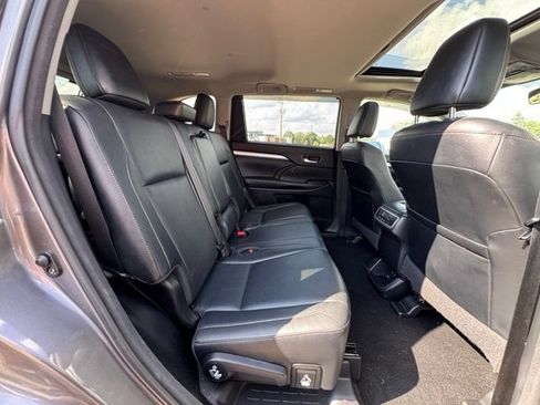 Used 2017 Toyota Highlander XLE AWD/4WD image 14