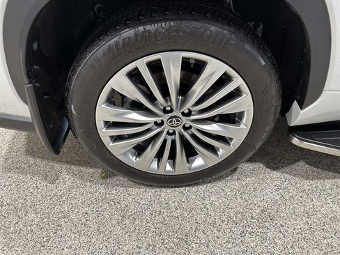 Certified 2025 Toyota Highlander Platinum image 21