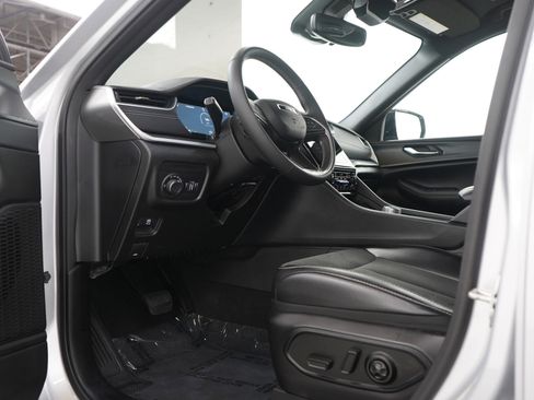 Used 2024 Jeep Grand Cherokee L Laredo image 23