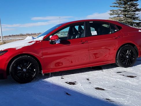 Used 2025 Toyota Camry SE image 2