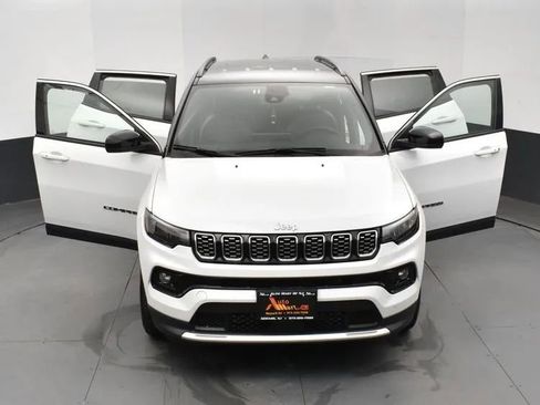 Used 2025 Jeep Compass Limited AWD/4WD image 10