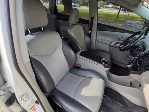 Used 2017 Toyota Prius V image 20