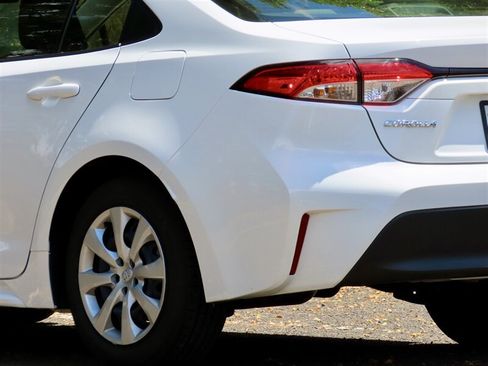 Used 2025 Toyota Corolla LE FWD image 7