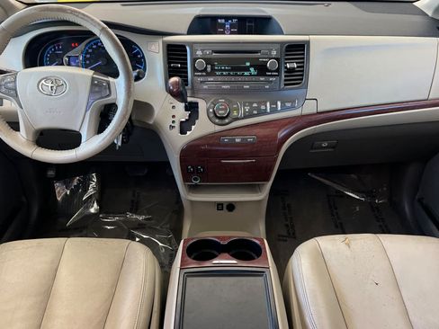 Used 2014 Toyota Sienna XLE FWD image 3