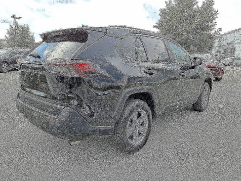Used 2022 Toyota RAV4 LE image 6