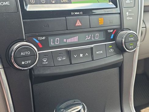 Used 2016 Toyota Camry XLE w/ Moonroof Package FWD image 19