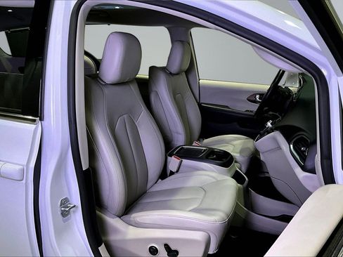 Used 2019 Chrysler Pacifica Touring-L Plus w/ Advanced Safetytec Group FWD image 29