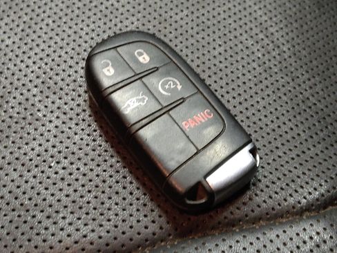 Used 2015 Chrysler 300 C RWD image 32