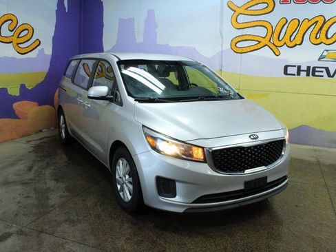 Used 2018 Kia Sedona L image 2