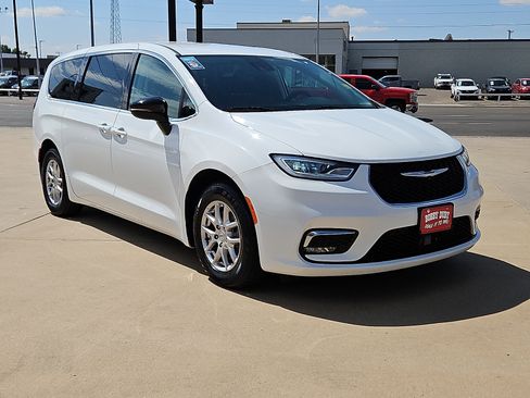 Used 2024 Chrysler Pacifica Touring-L FWD image 4