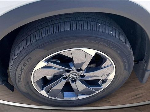 Certified 2025 Nissan Rogue SV image 8