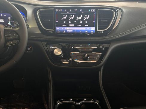 Used 2025 Chrysler Pacifica Limited image 25