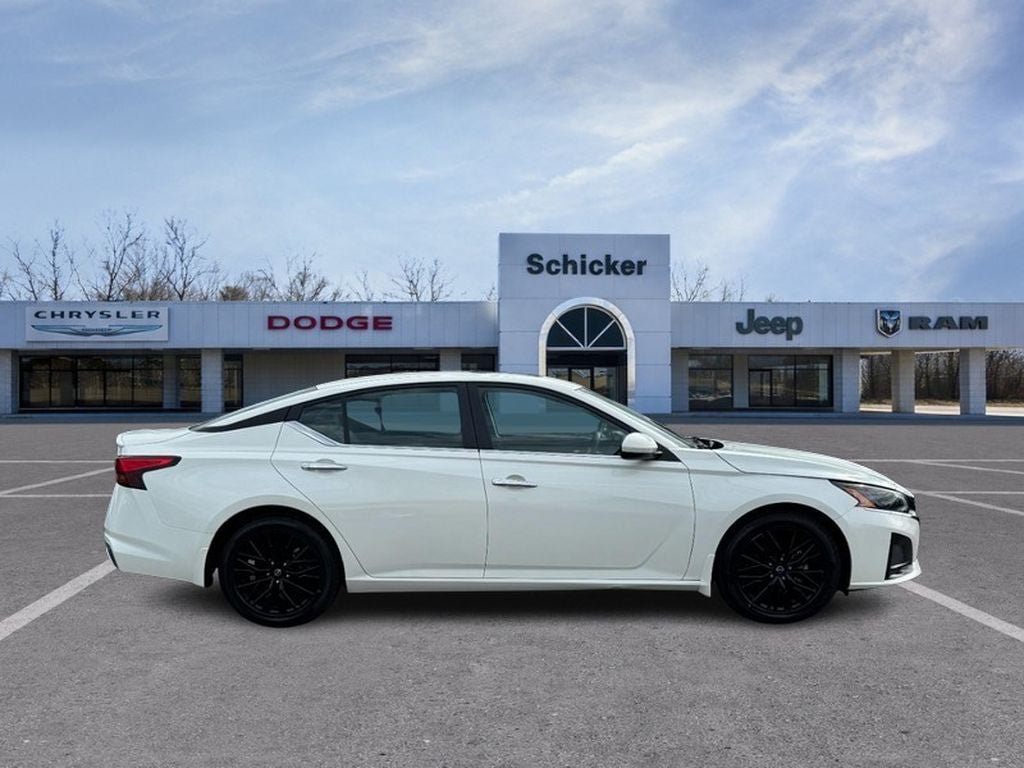 Used 2025 Nissan Altima 2.5 SV w/ SV Special Edition Package FWD image 2