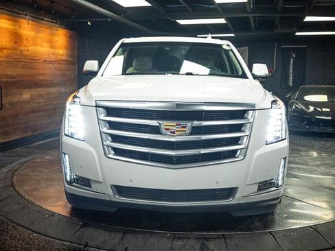 Used 2018 Cadillac Escalade Premium Luxury AWD/4WD image 4