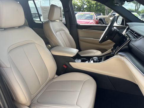 Used 2025 Jeep Grand Cherokee Limited w/ Luxury Tech Group II RWD image 13