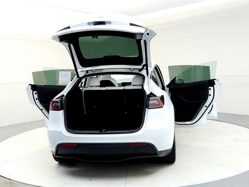 Used 2024 Tesla Model Y Long Range image 11