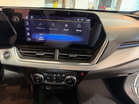 Used 2025 Chevrolet Trax LT w/ LT Convenience Package FWD image 17