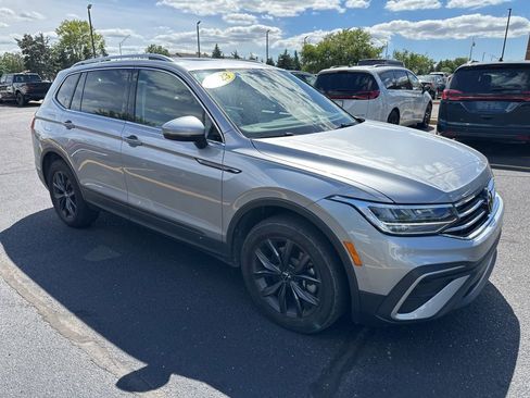 Used 2023 Volkswagen Tiguan SE AWD/4WD image 1