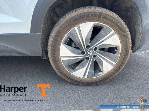 Used 2025 Volkswagen Taos SE w/ Panoramic Sunroof Package AWD/4WD image 19